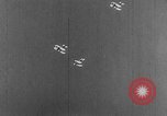 Standbild Army Air Corps Piloten wissen wie Männer auf einem fliegenden Trapez Alabama United States USA, 1934, aus Sekunde 29 historischem Filmmaterial Videoclip 65675045244