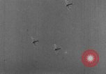 Standbild Army Air Corps Piloten wissen wie Männer auf einem fliegenden Trapez Alabama United States USA, 1934, aus Sekunde 30 historischem Filmmaterial Videoclip 65675045244