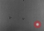 Standbild Army Air Corps Piloten wissen wie Männer auf einem fliegenden Trapez Alabama United States USA, 1934, aus Sekunde 31 historischem Filmmaterial Videoclip 65675045244
