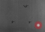 Standbild Army Air Corps Piloten wissen wie Männer auf einem fliegenden Trapez Alabama United States USA, 1934, aus Sekunde 32 historischem Filmmaterial Videoclip 65675045244