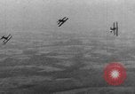 Standbild Army Air Corps Piloten wissen wie Männer auf einem fliegenden Trapez Alabama United States USA, 1934, aus Sekunde 35 historischem Filmmaterial Videoclip 65675045244