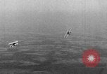Standbild Army Air Corps Piloten wissen wie Männer auf einem fliegenden Trapez Alabama United States USA, 1934, aus Sekunde 36 historischem Filmmaterial Videoclip 65675045244