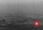 Standbild Army Air Corps Piloten wissen wie Männer auf einem fliegenden Trapez Alabama United States USA, 1934, aus Sekunde 37 historischem Filmmaterial Videoclip 65675045244