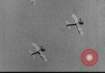 Standbild Army Air Corps Piloten wissen wie Männer auf einem fliegenden Trapez Alabama United States USA, 1934, aus Sekunde 39 historischem Filmmaterial Videoclip 65675045244