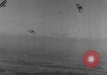 Standbild Army Air Corps Piloten wissen wie Männer auf einem fliegenden Trapez Alabama United States USA, 1934, aus Sekunde 43 historischem Filmmaterial Videoclip 65675045244