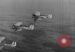 Standbild Army Air Corps Piloten wissen wie Männer auf einem fliegenden Trapez Alabama United States USA, 1934, aus Sekunde 45 historischem Filmmaterial Videoclip 65675045244