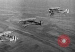 Standbild Army Air Corps Piloten wissen wie Männer auf einem fliegenden Trapez Alabama United States USA, 1934, aus Sekunde 46 historischem Filmmaterial Videoclip 65675045244