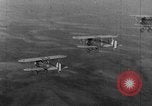 Standbild Army Air Corps Piloten wissen wie Männer auf einem fliegenden Trapez Alabama United States USA, 1934, aus Sekunde 47 historischem Filmmaterial Videoclip 65675045244