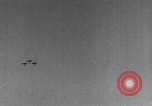 Standbild Army Air Corps Piloten wissen wie Männer auf einem fliegenden Trapez Alabama United States USA, 1934, aus Sekunde 48 historischem Filmmaterial Videoclip 65675045244