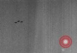 Standbild Army Air Corps Piloten wissen wie Männer auf einem fliegenden Trapez Alabama United States USA, 1934, aus Sekunde 49 historischem Filmmaterial Videoclip 65675045244