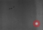 Standbild Army Air Corps Piloten wissen wie Männer auf einem fliegenden Trapez Alabama United States USA, 1934, aus Sekunde 51 historischem Filmmaterial Videoclip 65675045244