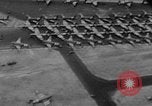 Immagine di C-47 piani di traino e Allied alianti durante l invasione della Normandia Francia, 1944, secondo 3 filmato di repertorio 65675045255