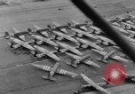 Immagine di C-47 piani di traino e Allied alianti durante l invasione della Normandia Francia, 1944, secondo 13 filmato di repertorio 65675045255