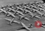 Immagine di C-47 piani di traino e Allied alianti durante l invasione della Normandia Francia, 1944, secondo 14 filmato di repertorio 65675045255