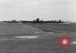 Immagine di C-47 piani di traino e Allied alianti durante l invasione della Normandia Francia, 1944, secondo 15 filmato di repertorio 65675045255