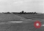 Immagine di C-47 piani di traino e Allied alianti durante l invasione della Normandia Francia, 1944, secondo 16 filmato di repertorio 65675045255