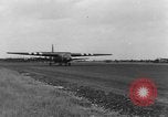 Immagine di C-47 piani di traino e Allied alianti durante l invasione della Normandia Francia, 1944, secondo 17 filmato di repertorio 65675045255