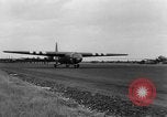 Immagine di C-47 piani di traino e Allied alianti durante l invasione della Normandia Francia, 1944, secondo 18 filmato di repertorio 65675045255