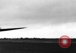 Immagine di C-47 piani di traino e Allied alianti durante l invasione della Normandia Francia, 1944, secondo 25 filmato di repertorio 65675045255