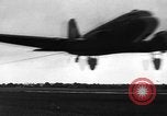 Immagine di C-47 piani di traino e Allied alianti durante l invasione della Normandia Francia, 1944, secondo 26 filmato di repertorio 65675045255