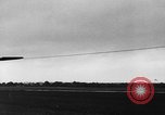 Immagine di C-47 piani di traino e Allied alianti durante l invasione della Normandia Francia, 1944, secondo 27 filmato di repertorio 65675045255