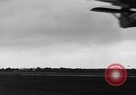 Immagine di C-47 piani di traino e Allied alianti durante l invasione della Normandia Francia, 1944, secondo 29 filmato di repertorio 65675045255