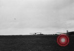 Immagine di C-47 piani di traino e Allied alianti durante l invasione della Normandia Francia, 1944, secondo 30 filmato di repertorio 65675045255