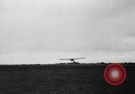 Immagine di C-47 piani di traino e Allied alianti durante l invasione della Normandia Francia, 1944, secondo 31 filmato di repertorio 65675045255