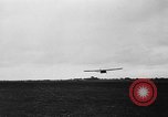 Immagine di C-47 piani di traino e Allied alianti durante l invasione della Normandia Francia, 1944, secondo 32 filmato di repertorio 65675045255