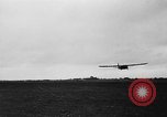 Immagine di C-47 piani di traino e Allied alianti durante l invasione della Normandia Francia, 1944, secondo 33 filmato di repertorio 65675045255