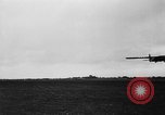Immagine di C-47 piani di traino e Allied alianti durante l invasione della Normandia Francia, 1944, secondo 34 filmato di repertorio 65675045255