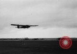 Immagine di C-47 piani di traino e Allied alianti durante l invasione della Normandia Francia, 1944, secondo 35 filmato di repertorio 65675045255