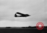 Immagine di C-47 piani di traino e Allied alianti durante l invasione della Normandia Francia, 1944, secondo 36 filmato di repertorio 65675045255