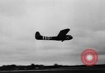 Immagine di C-47 piani di traino e Allied alianti durante l invasione della Normandia Francia, 1944, secondo 37 filmato di repertorio 65675045255