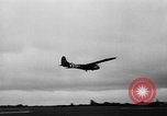 Immagine di C-47 piani di traino e Allied alianti durante l invasione della Normandia Francia, 1944, secondo 38 filmato di repertorio 65675045255