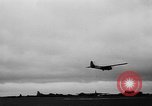 Immagine di C-47 piani di traino e Allied alianti durante l invasione della Normandia Francia, 1944, secondo 39 filmato di repertorio 65675045255