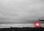Immagine di C-47 piani di traino e Allied alianti durante l invasione della Normandia Francia, 1944, secondo 40 filmato di repertorio 65675045255