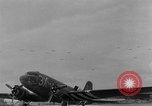 Immagine di C-47 piani di traino e Allied alianti durante l invasione della Normandia Francia, 1944, secondo 41 filmato di repertorio 65675045255