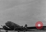 Immagine di C-47 piani di traino e Allied alianti durante l invasione della Normandia Francia, 1944, secondo 42 filmato di repertorio 65675045255
