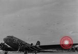 Immagine di C-47 piani di traino e Allied alianti durante l invasione della Normandia Francia, 1944, secondo 43 filmato di repertorio 65675045255