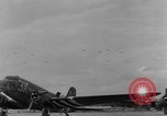 Immagine di C-47 piani di traino e Allied alianti durante l invasione della Normandia Francia, 1944, secondo 44 filmato di repertorio 65675045255