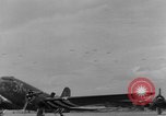 Immagine di C-47 piani di traino e Allied alianti durante l invasione della Normandia Francia, 1944, secondo 45 filmato di repertorio 65675045255