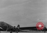 Immagine di C-47 piani di traino e Allied alianti durante l invasione della Normandia Francia, 1944, secondo 46 filmato di repertorio 65675045255