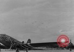 Immagine di C-47 piani di traino e Allied alianti durante l invasione della Normandia Francia, 1944, secondo 47 filmato di repertorio 65675045255