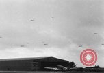 Immagine di C-47 piani di traino e Allied alianti durante l invasione della Normandia Francia, 1944, secondo 48 filmato di repertorio 65675045255