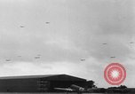 Immagine di C-47 piani di traino e Allied alianti durante l invasione della Normandia Francia, 1944, secondo 49 filmato di repertorio 65675045255