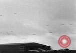 Immagine di C-47 piani di traino e Allied alianti durante l invasione della Normandia Francia, 1944, secondo 50 filmato di repertorio 65675045255