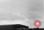 Immagine di C-47 piani di traino e Allied alianti durante l invasione della Normandia Francia, 1944, secondo 51 filmato di repertorio 65675045255