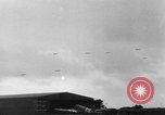 Immagine di C-47 piani di traino e Allied alianti durante l invasione della Normandia Francia, 1944, secondo 52 filmato di repertorio 65675045255