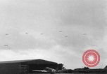 Immagine di C-47 piani di traino e Allied alianti durante l invasione della Normandia Francia, 1944, secondo 54 filmato di repertorio 65675045255